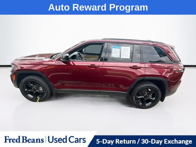 Used 2023 Jeep Grand Cherokee Limited w/ Black Appearance Package AWD/4WD image 3