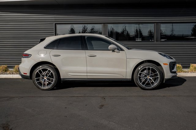 Used 2022 Porsche Macan w/ Premium Package Plus image 32