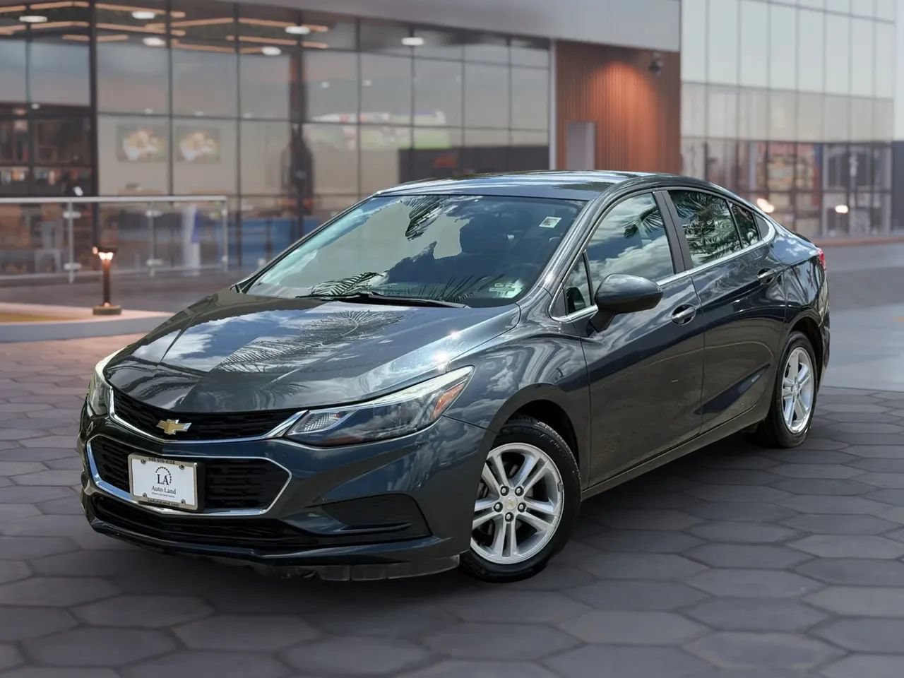 Used 2017 Chevrolet Cruze LT FWD image 2