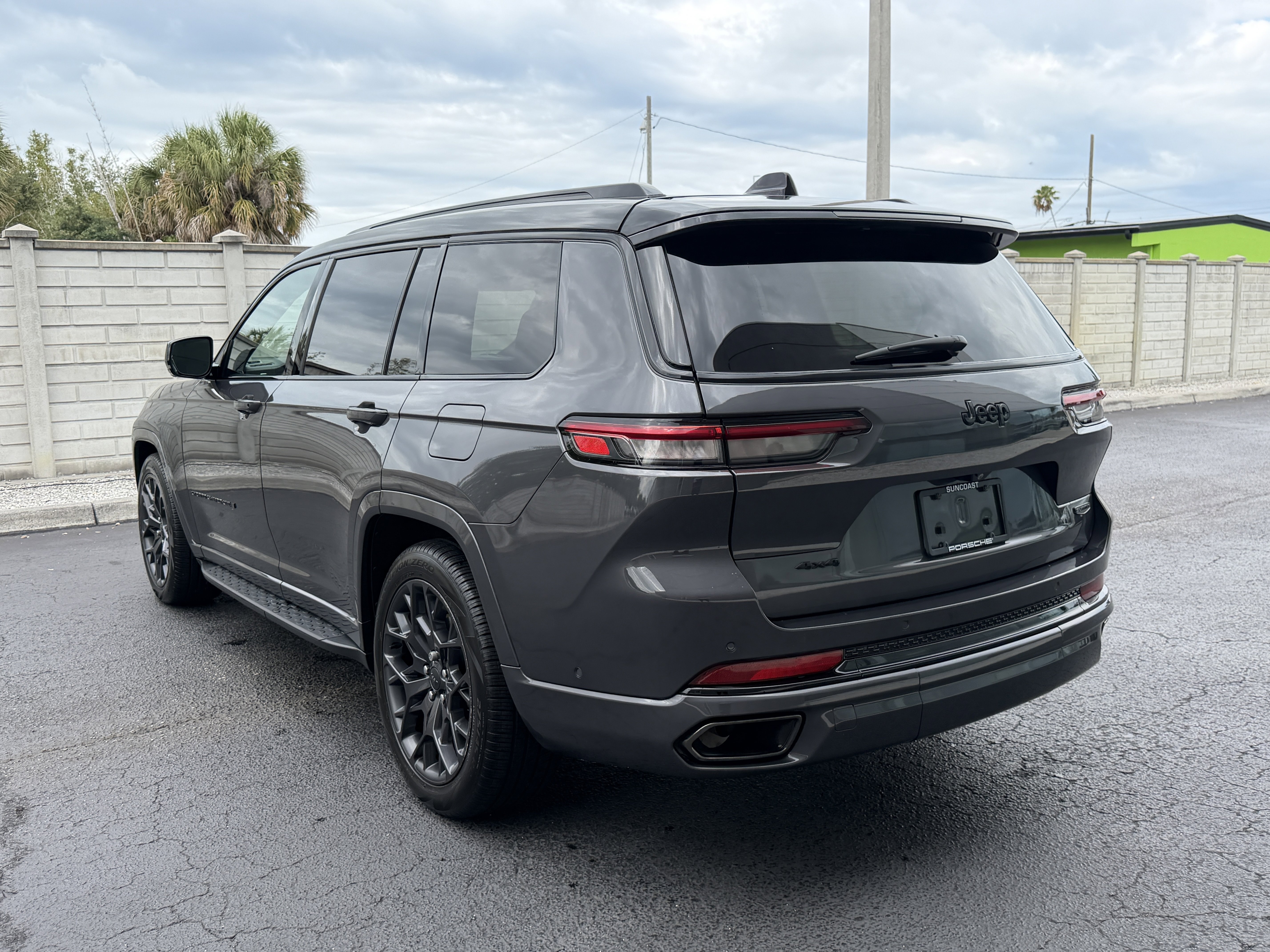 Used 2023 Jeep Grand Cherokee L Summit AWD/4WD image 3