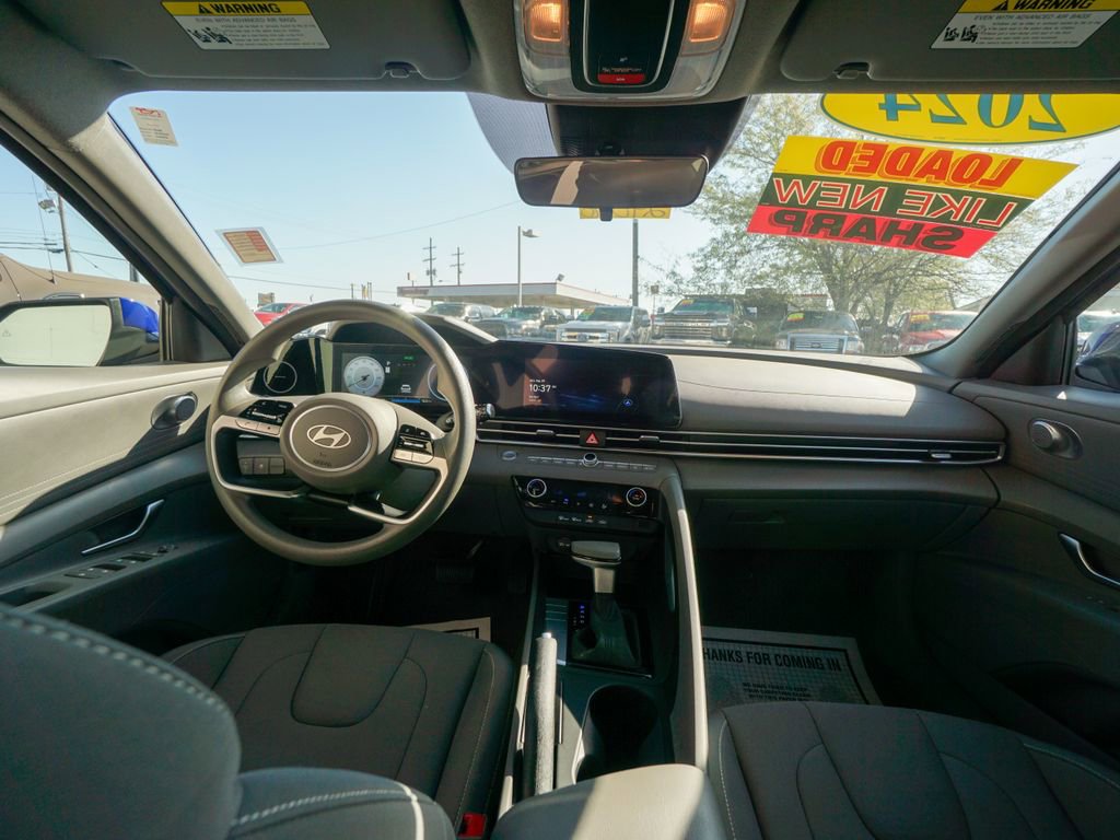 Used 2024 Hyundai Elantra SEL image 2