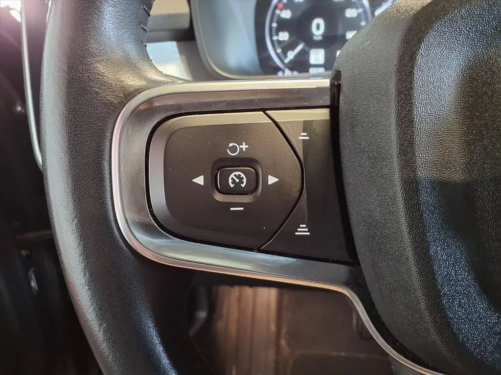 Used 2021 Volvo XC40 T4 Momentum FWD image 25
