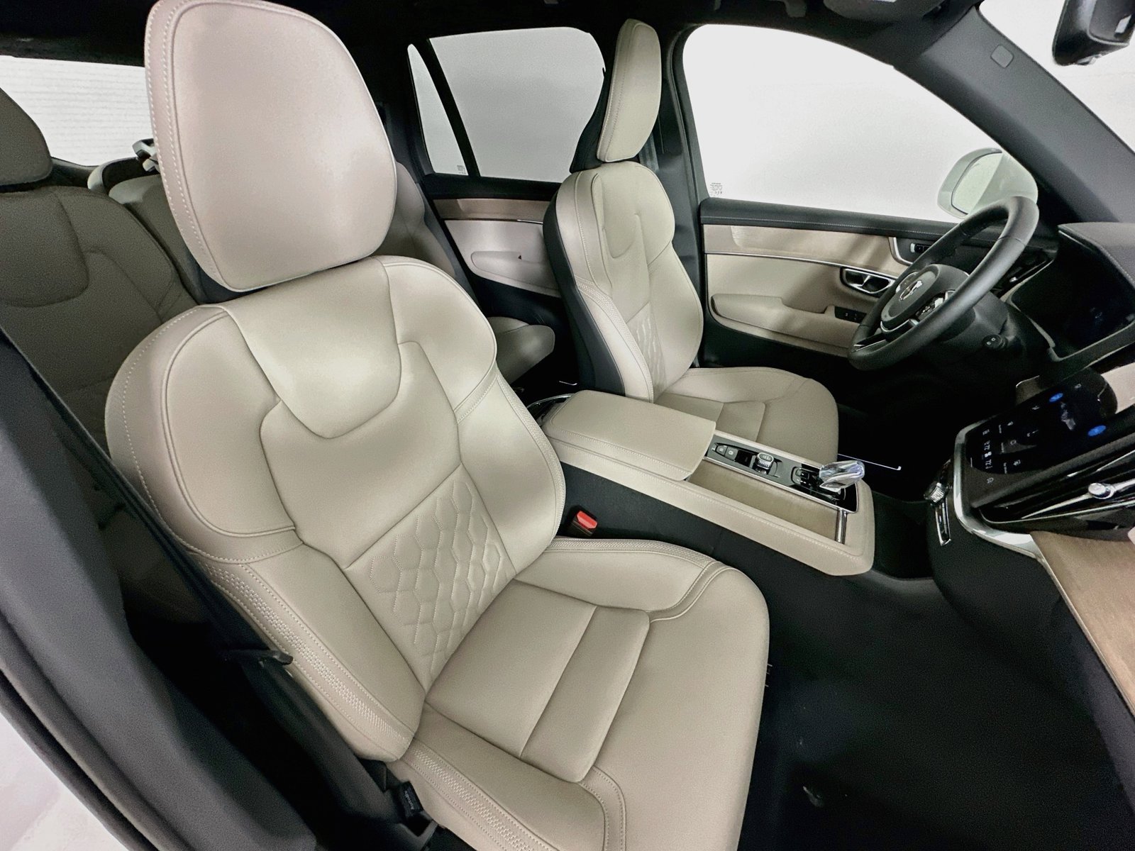 New 2026 Volvo XC90 T8 Plus w/ Protection Package AWD/4WD image 44