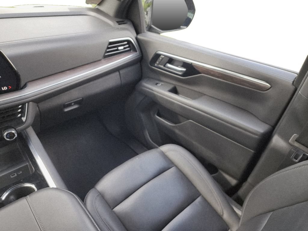 Used 2025 Chevrolet Suburban LT RWD image 21