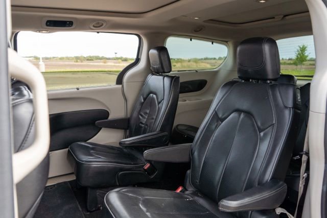 Used 2018 Chrysler Pacifica Limited FWD image 15