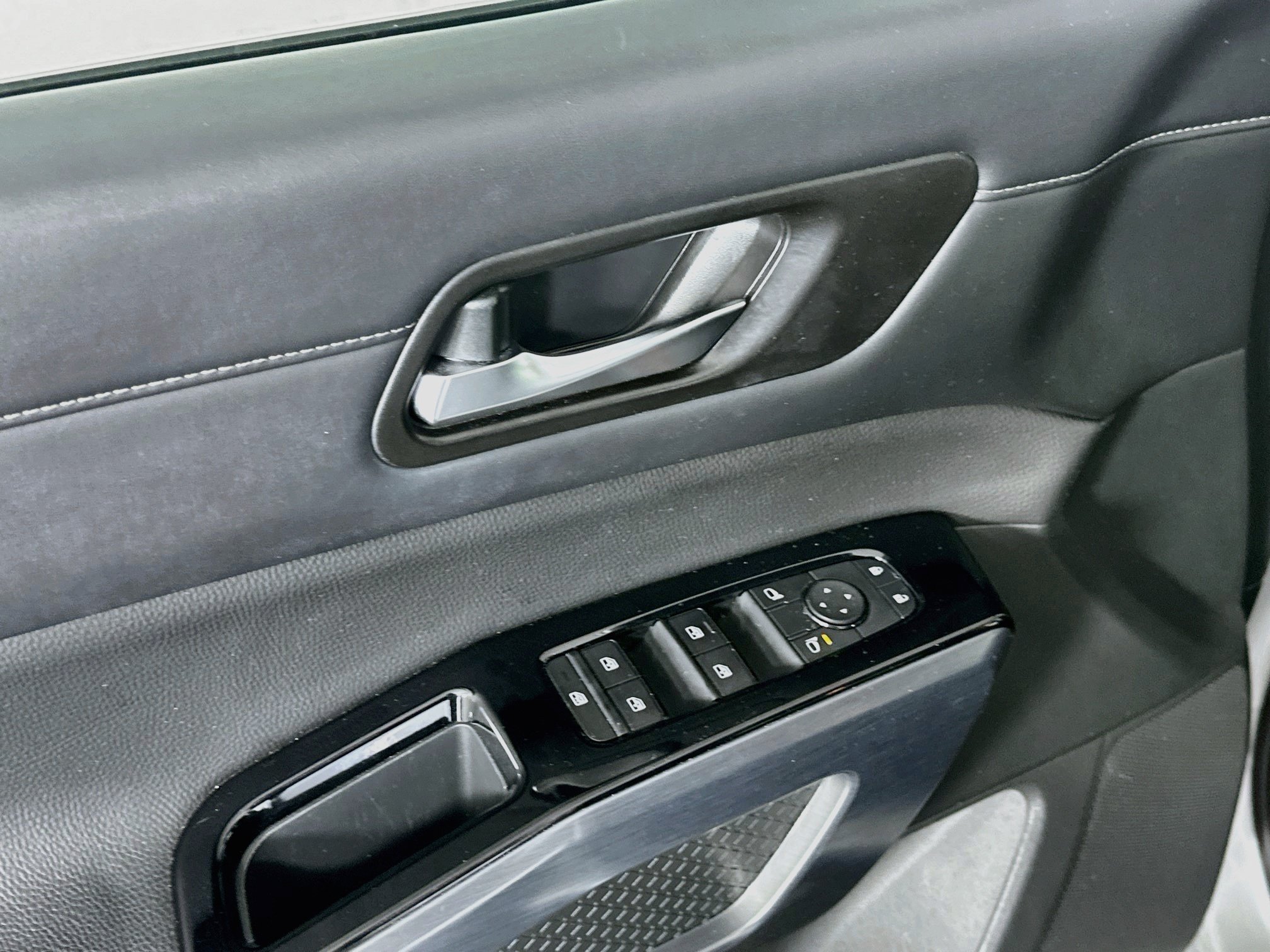 Used 2025 Nissan Pathfinder SL FWD image 15