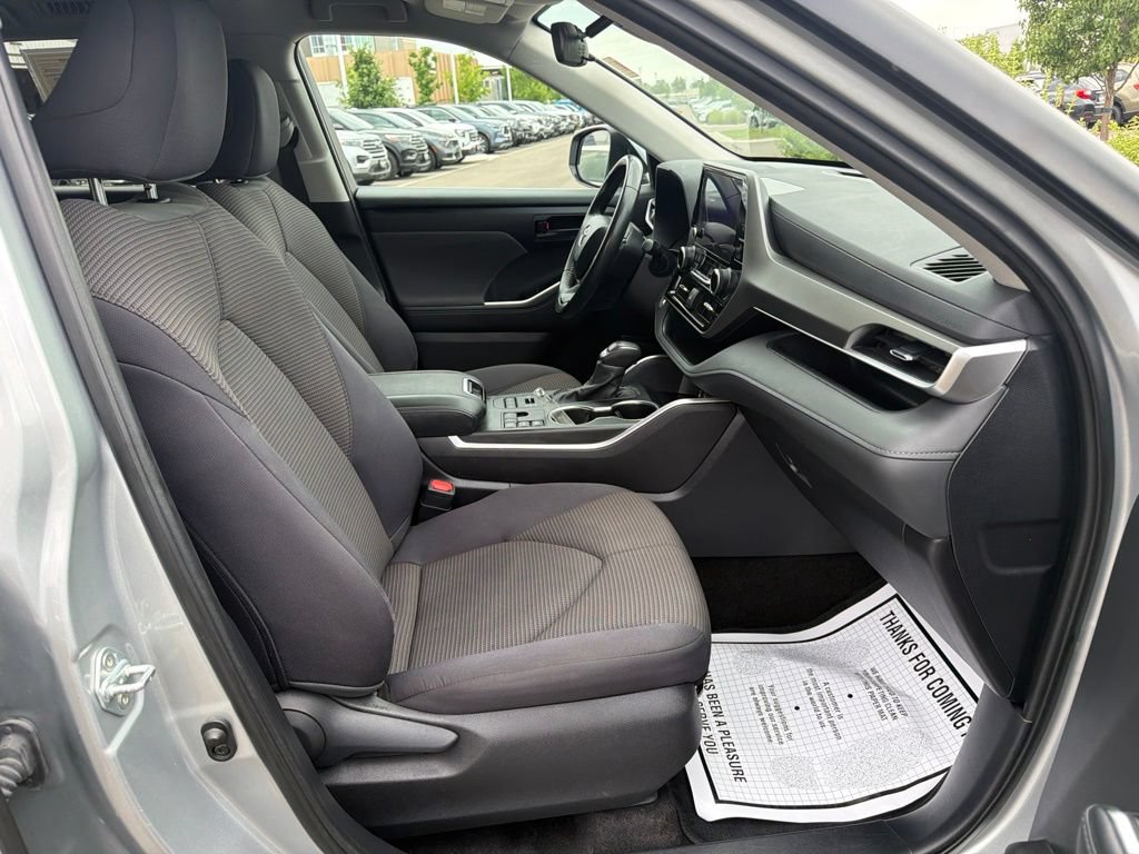 Used 2024 Toyota Highlander LE AWD/4WD image 10