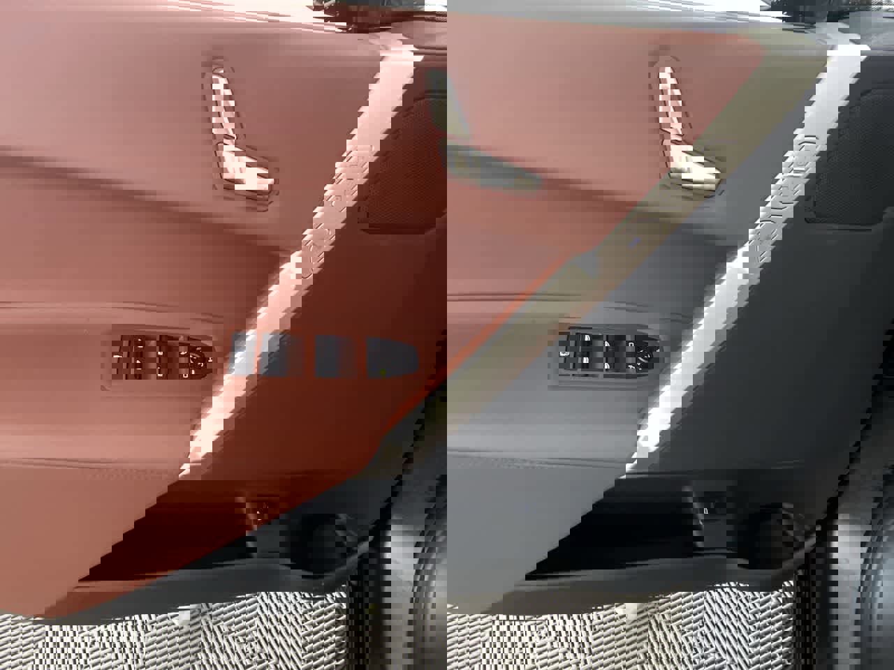 Used 2023 BMW iX xDrive50 w/ Sport Package image 11