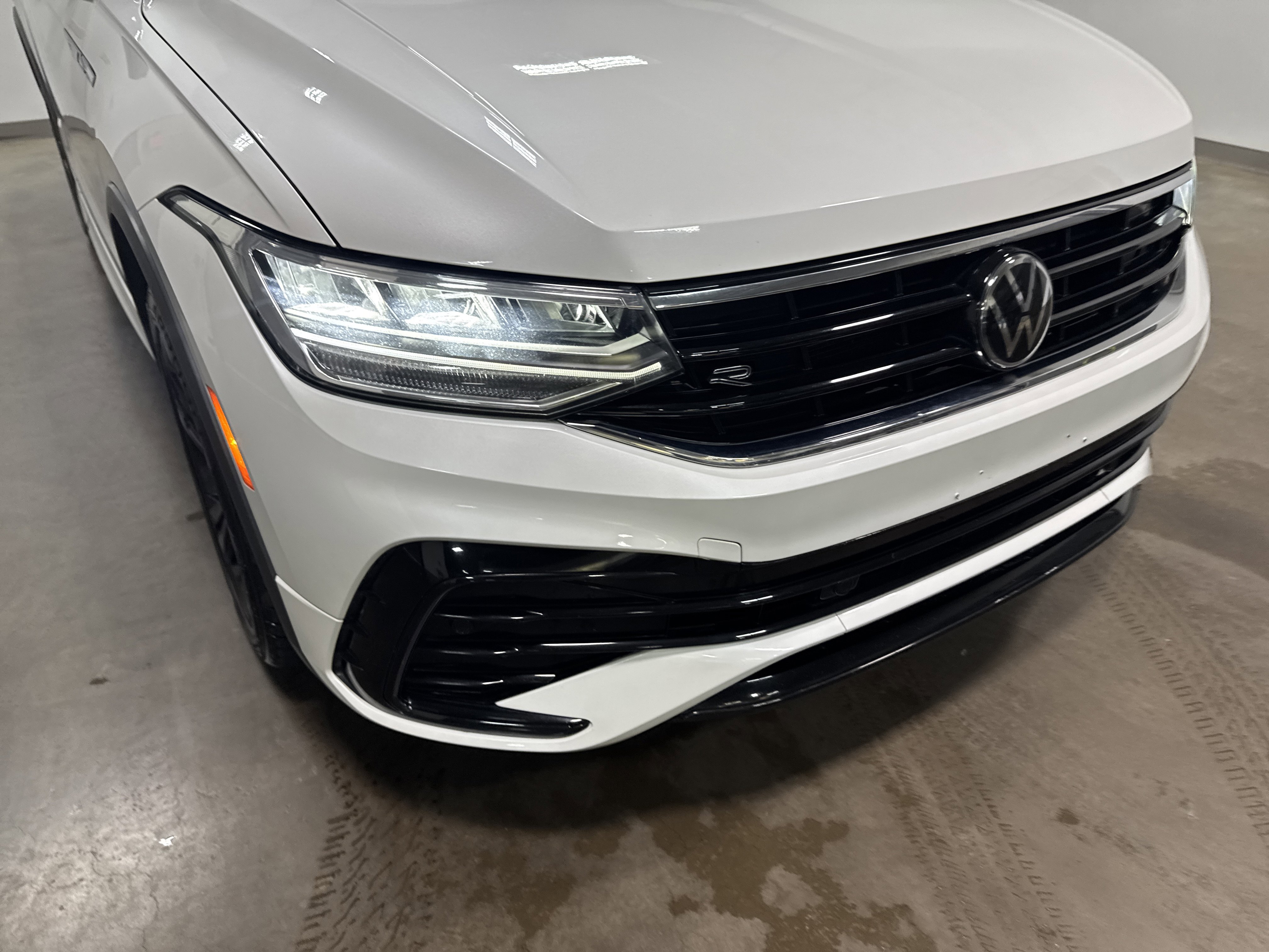 Certified 2024 Volkswagen Tiguan SE R-Line AWD/4WD image 45