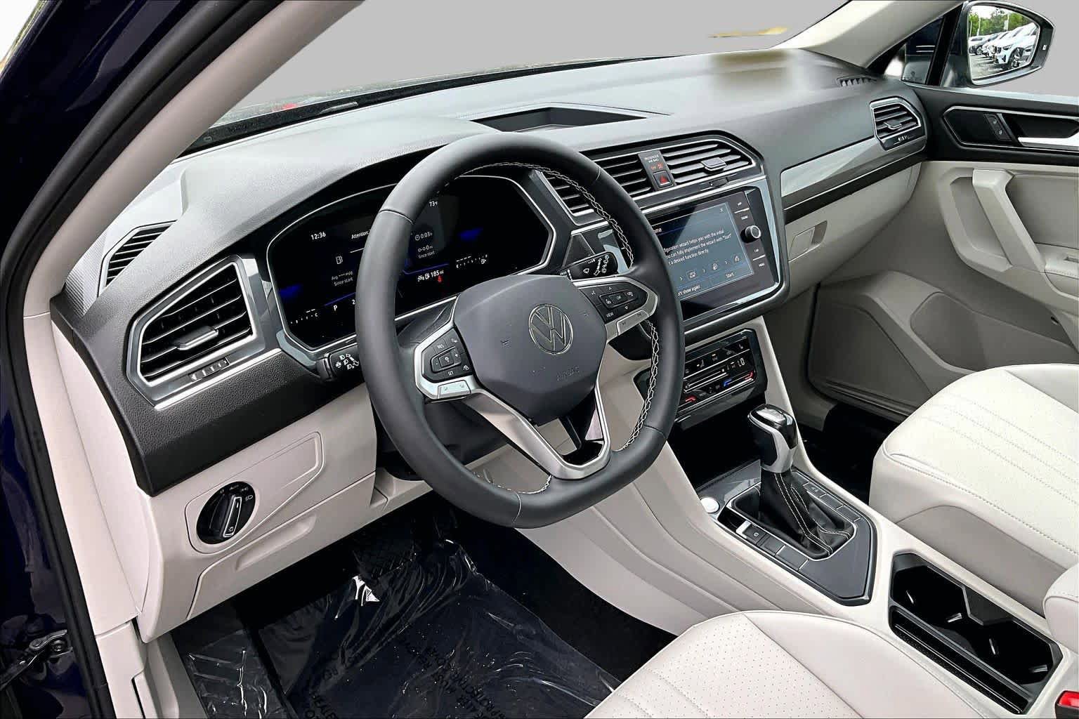 Used 2023 Volkswagen Tiguan SE w/ Panoramic Sunroof Package FWD image 17