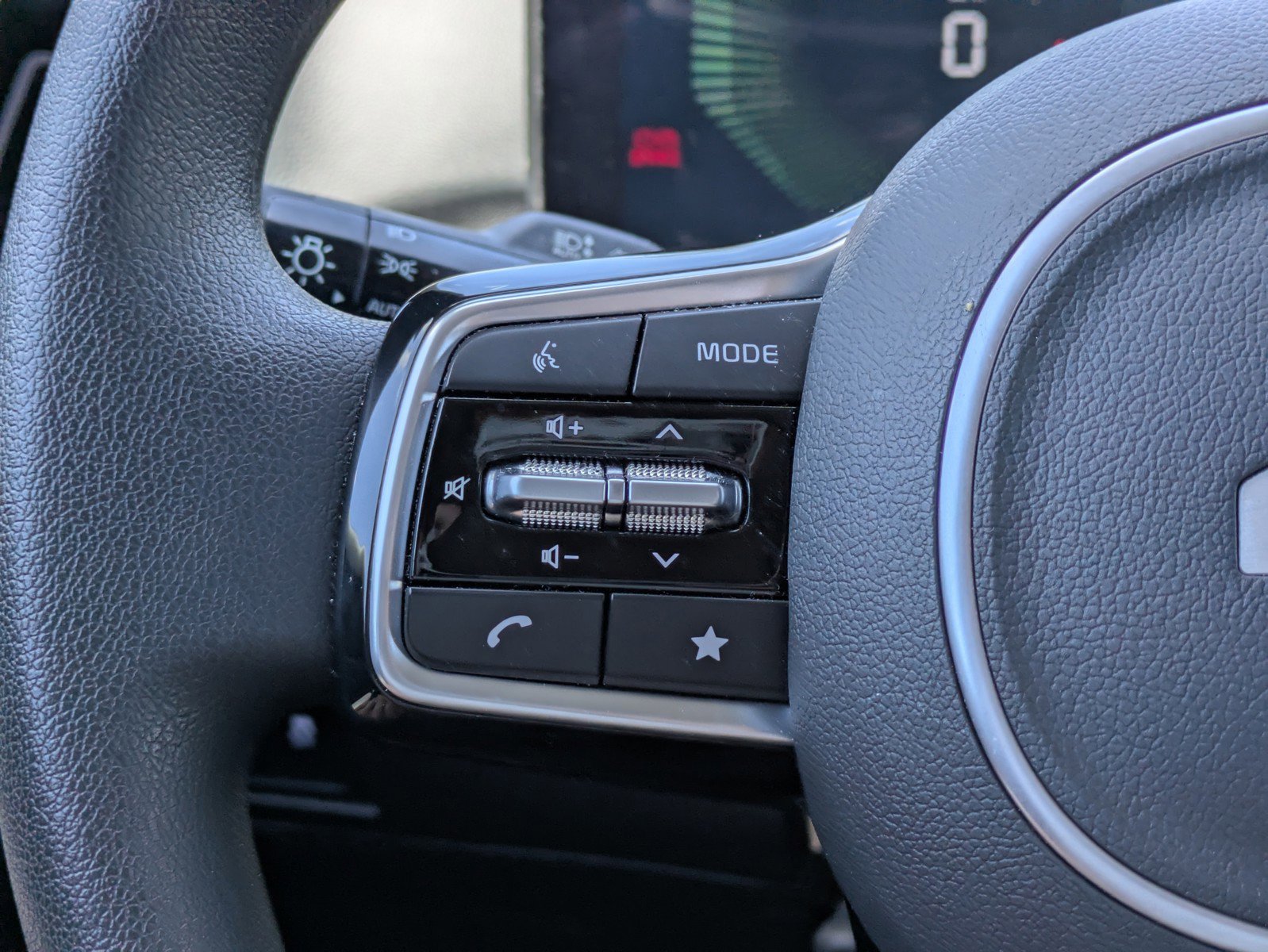 Certified 2025 Kia Sorento LX image 17