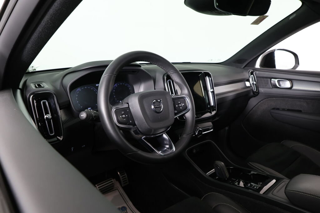 Used 2022 Volvo XC40 T5 R-Design image 10