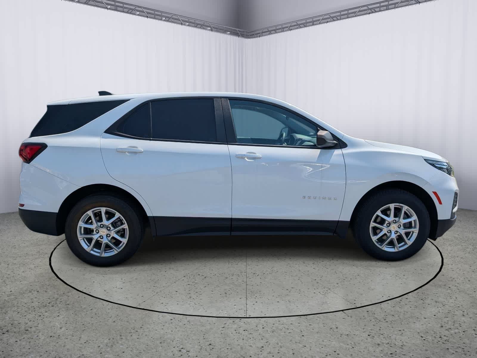 Used 2022 Chevrolet Equinox LS AWD/4WD image 2
