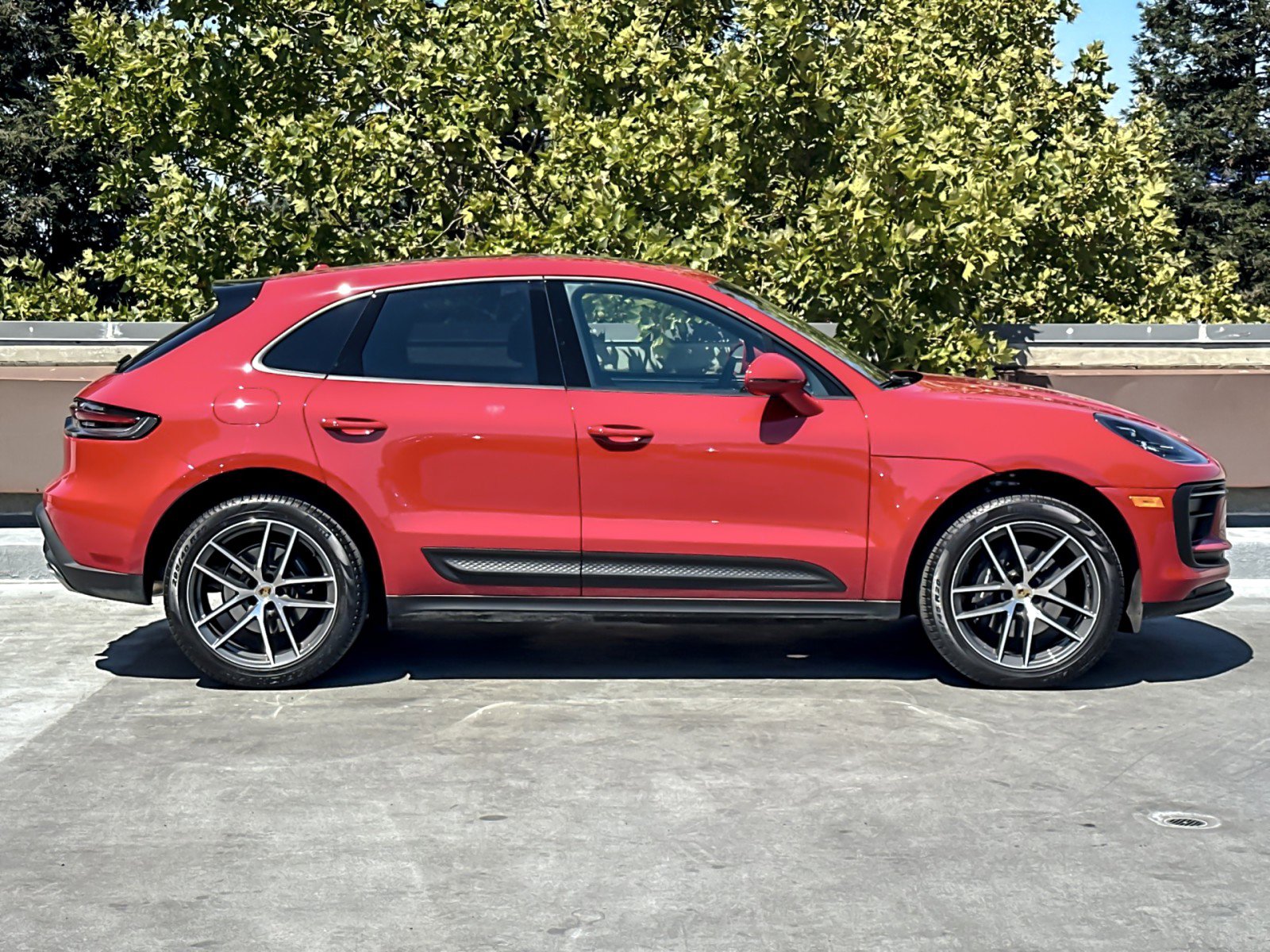 Certified 2025 Porsche Macan image 9
