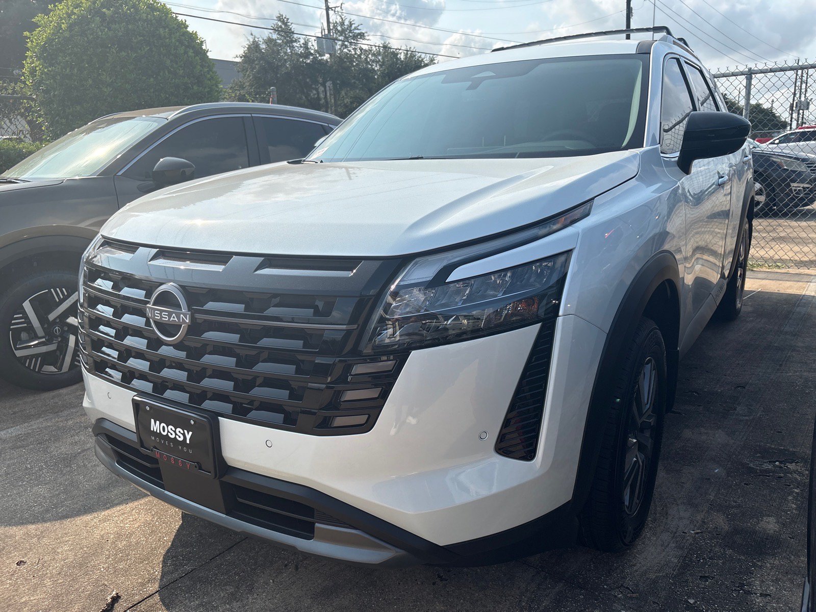 New 2026 Nissan Pathfinder SL FWD image 2