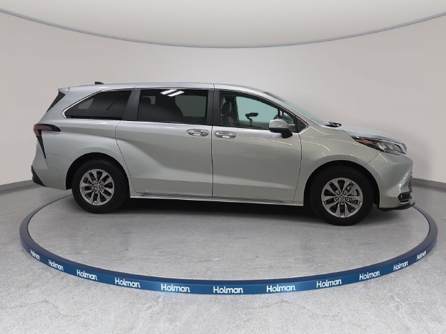Certified 2025 Toyota Sienna XLE FWD image 4