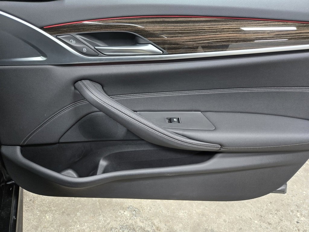 Used 2021 BMW 530e xDrive w/ M Sport Package image 51