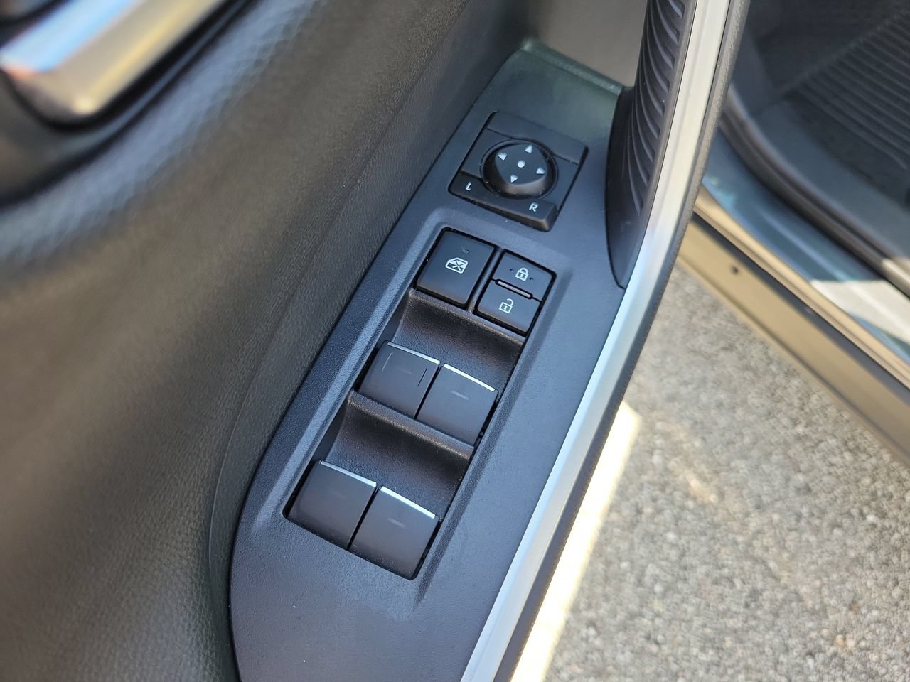Used 2024 Toyota RAV4 XSE AWD/4WD image 15