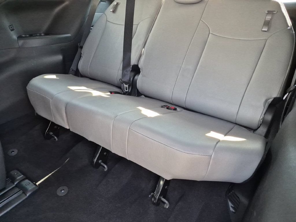 Used 2026 Toyota Sienna XLE FWD image 36