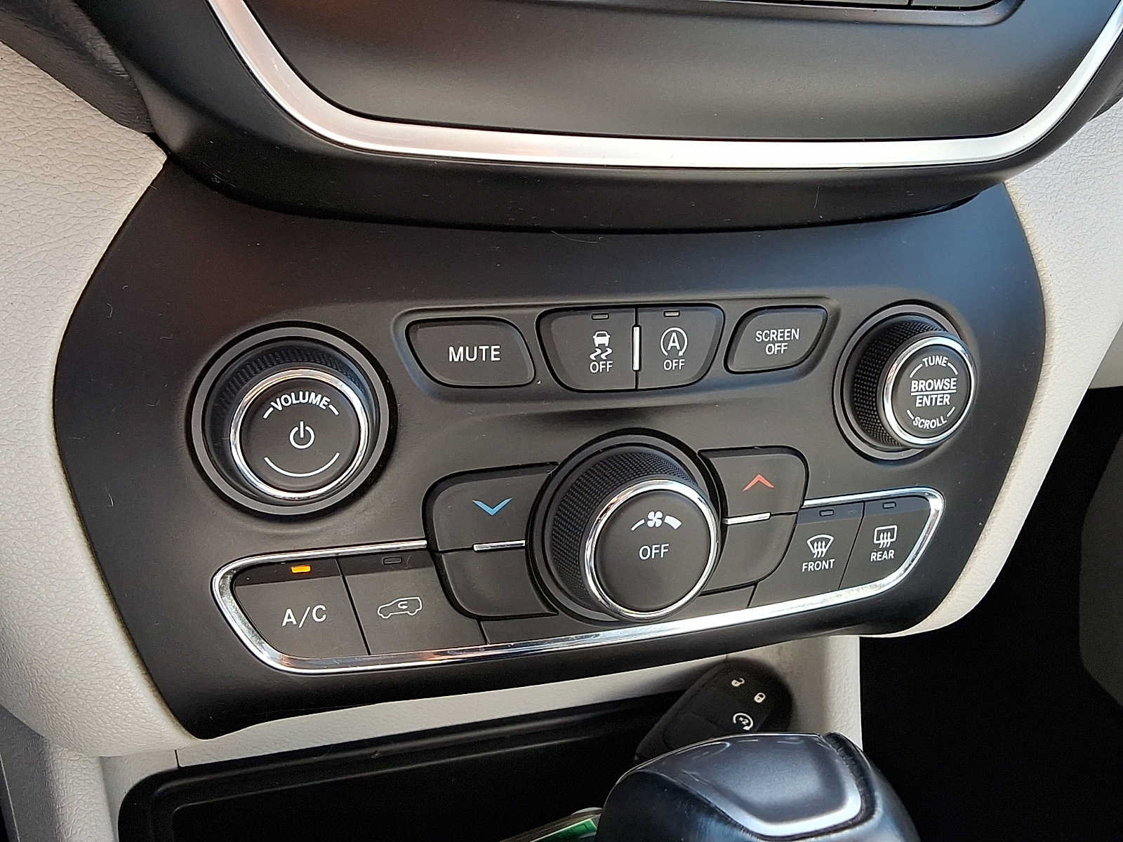 Used 2021 Jeep Cherokee Latitude Plus AWD/4WD image 14