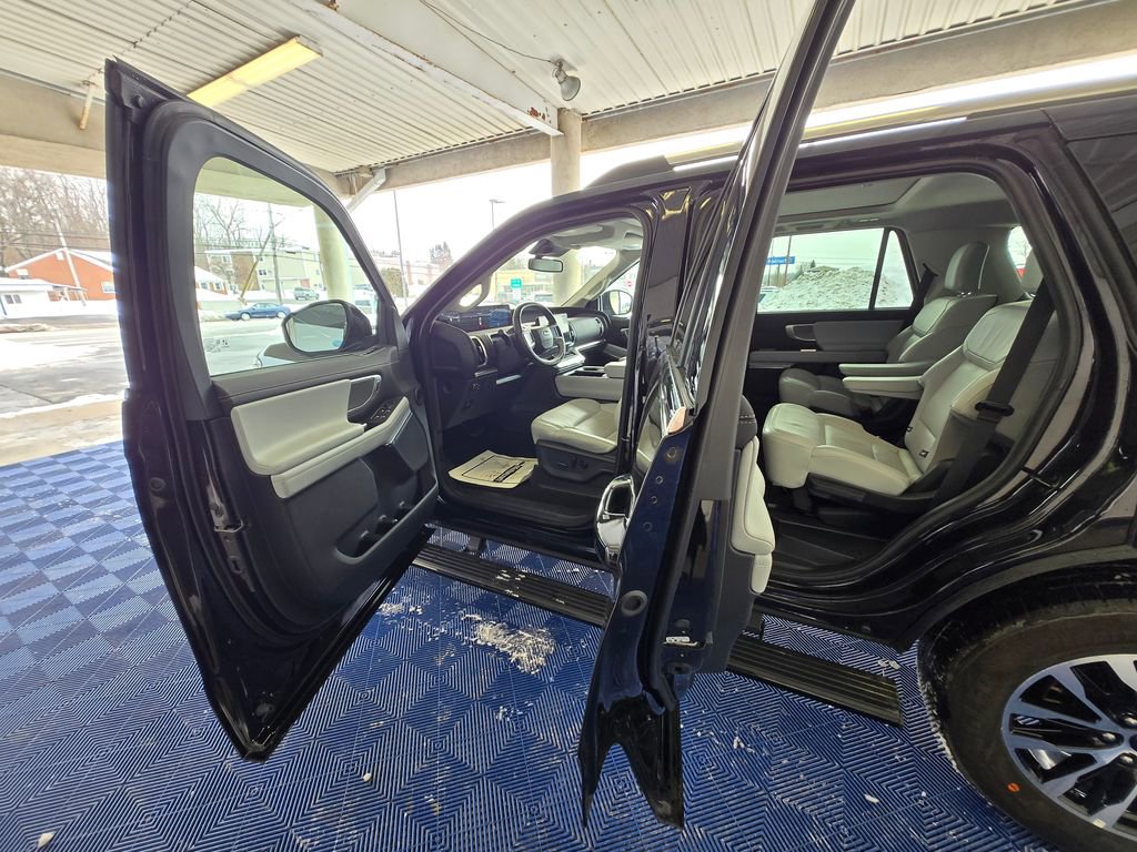 Used 2025 Ford Expedition Platinum image 23