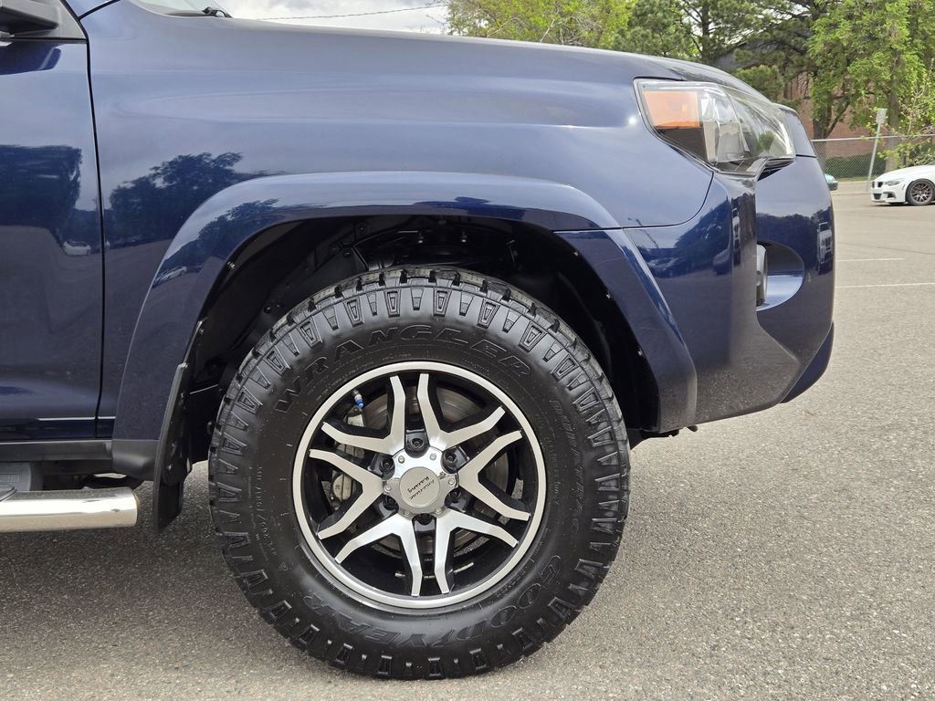 Used 2017 Toyota 4Runner SR5 AWD/4WD image 9