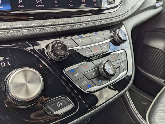Used 2025 Chrysler Pacifica Limited image 28