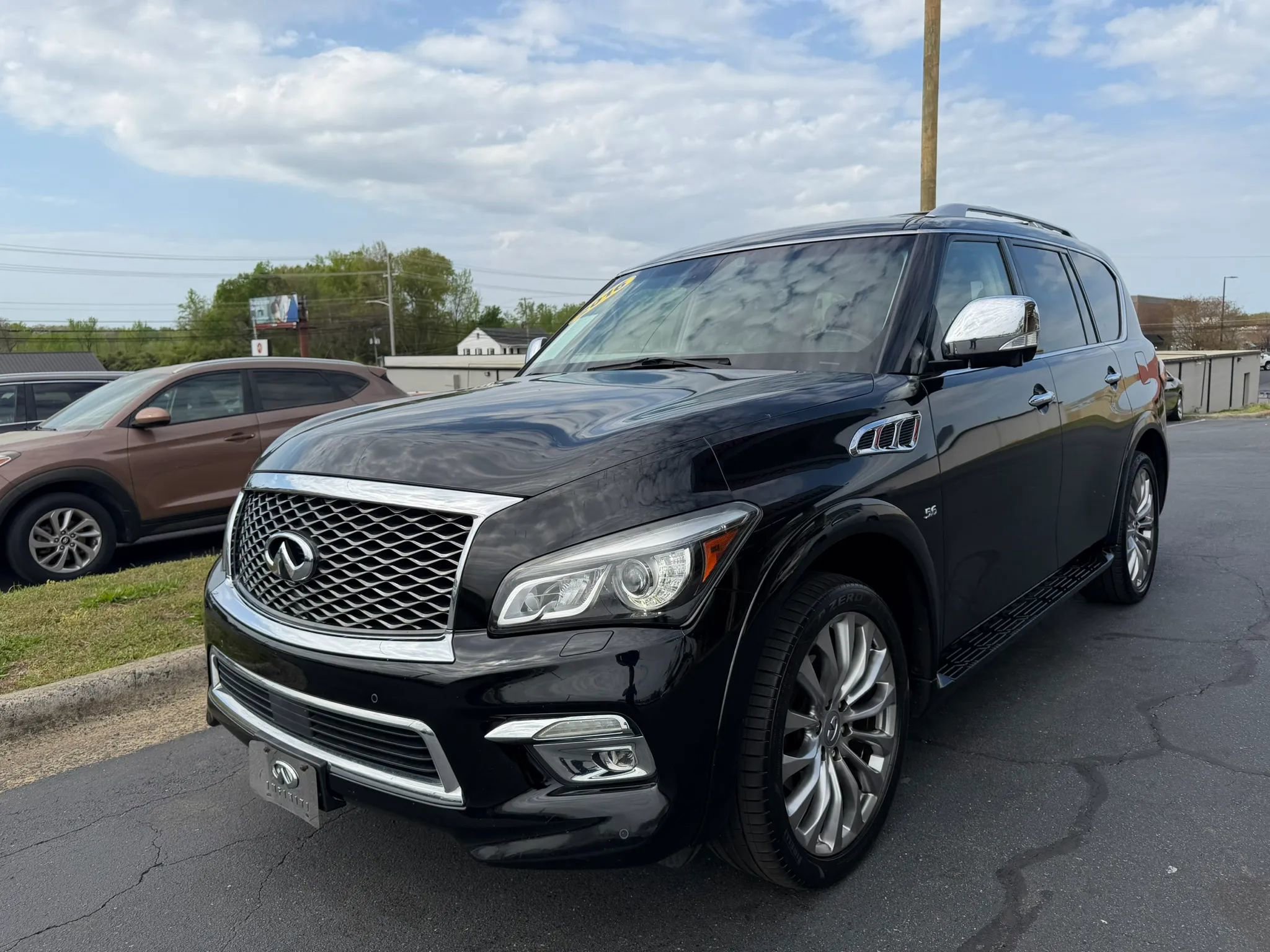 Used 2016 INFINITI QX80 4WD w/ Deluxe Technology Package image 3