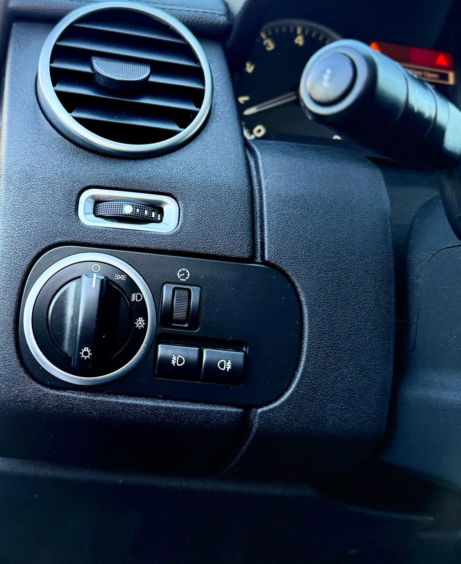 Used 2011 Land Rover LR4 HSE image 24