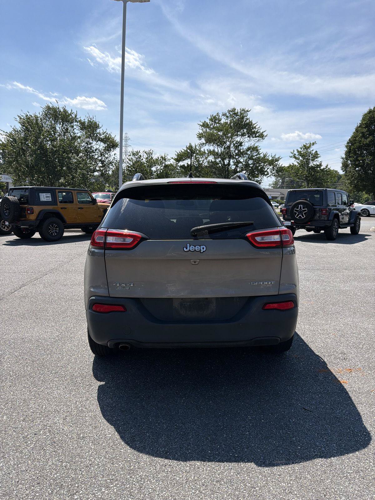Used 2016 Jeep Cherokee Sport AWD/4WD image 4