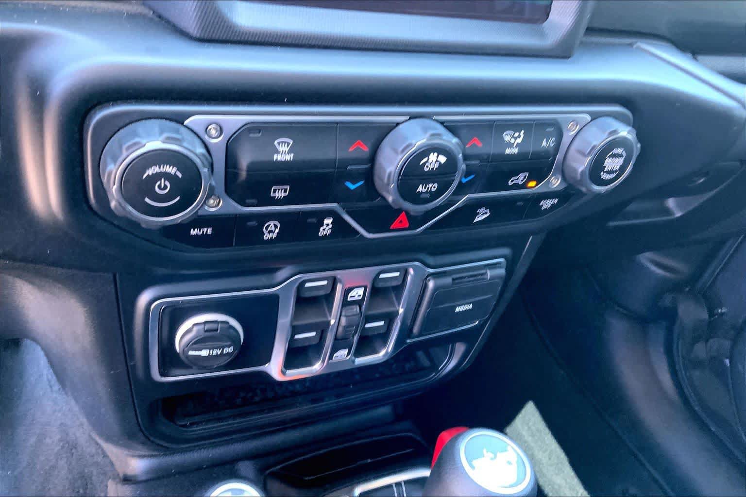 Used 2020 Jeep Wrangler Unlimited Sahara w/ Uconnect 4C Nav & Sound Group AWD/4WD image 30
