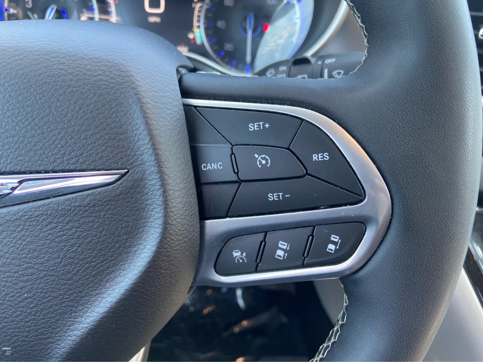 Used 2024 Chrysler Pacifica Touring-L FWD image 24