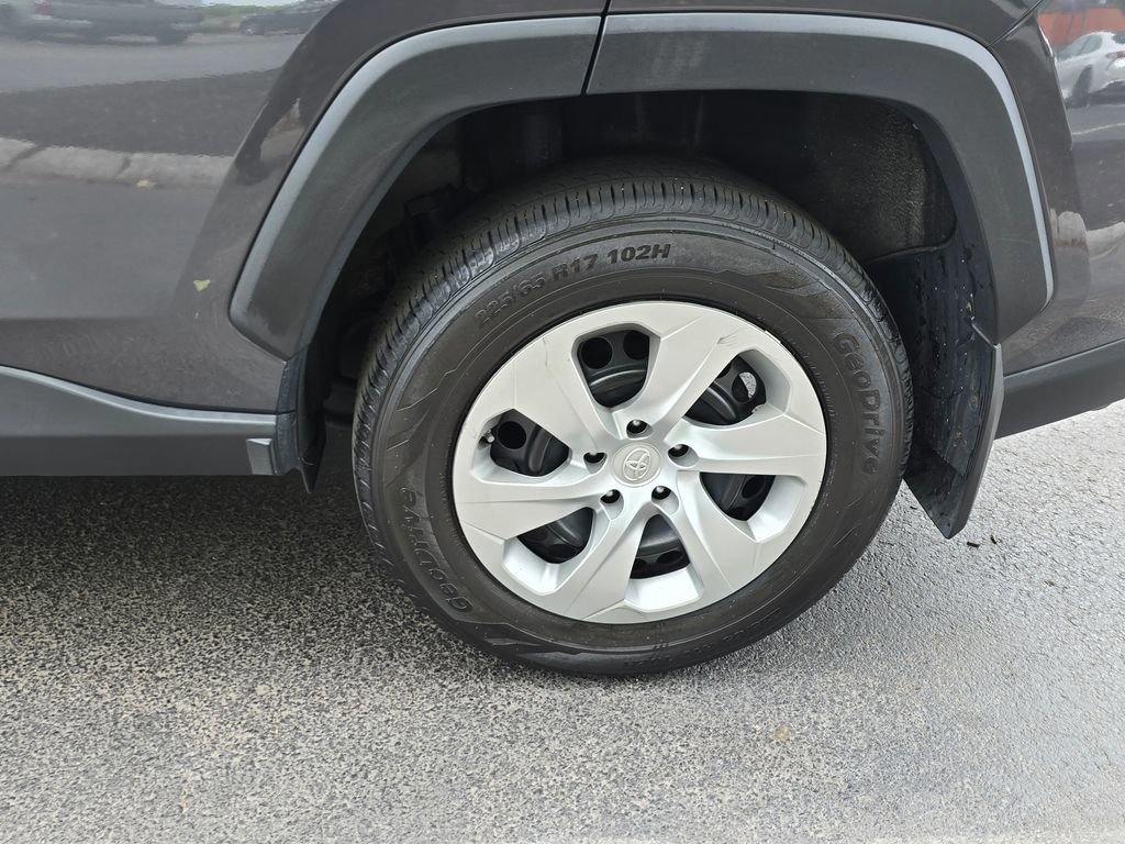 Used 2021 Toyota RAV4 LE AWD/4WD image 4