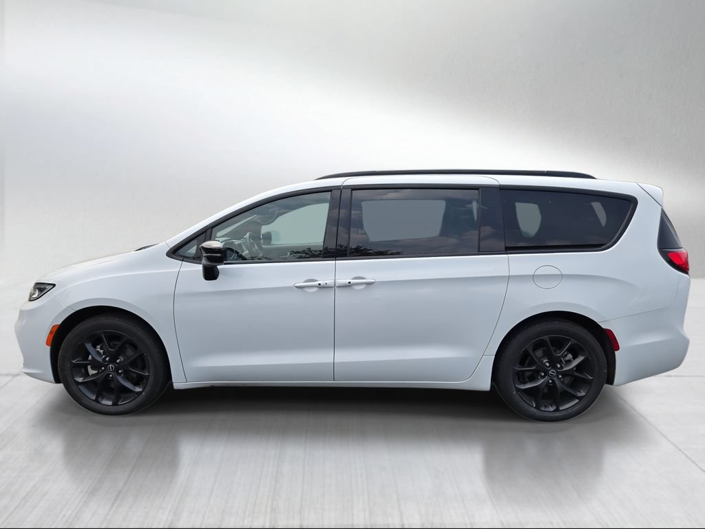 Used 2025 Chrysler Pacifica Limited FWD image 6