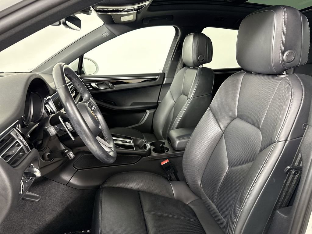 Certified 2023 Porsche Macan Turbo image 5