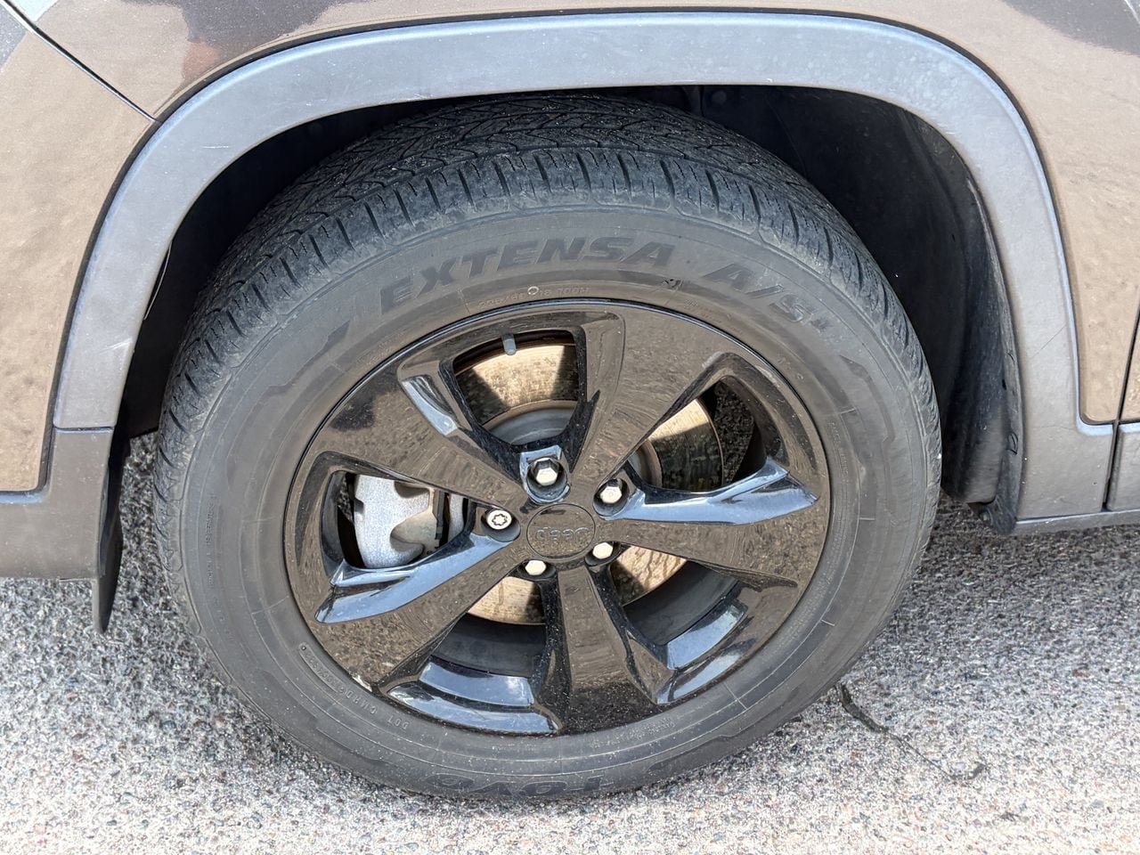 Used 2019 Jeep Cherokee Latitude Plus AWD/4WD image 5