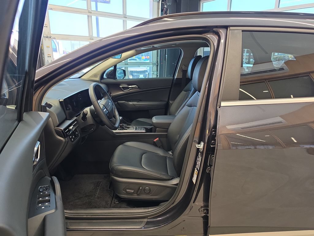 Certified 2026 Kia Sportage EX w/ EX Panorama Roof Package FWD image 15
