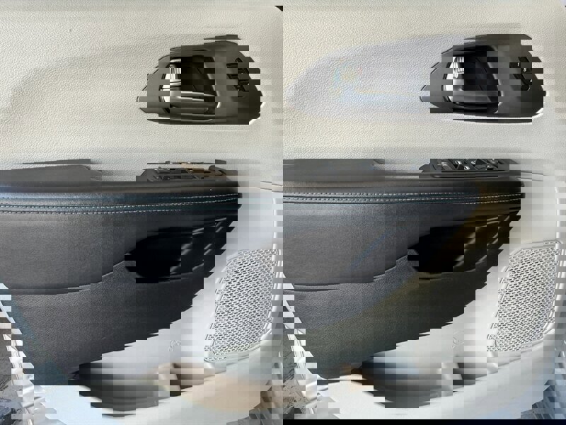 Used 2021 Chrysler Pacifica Touring-L image 23