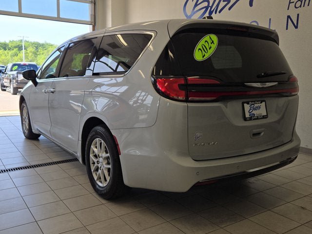 Used 2024 Chrysler Pacifica Touring-L FWD image 11
