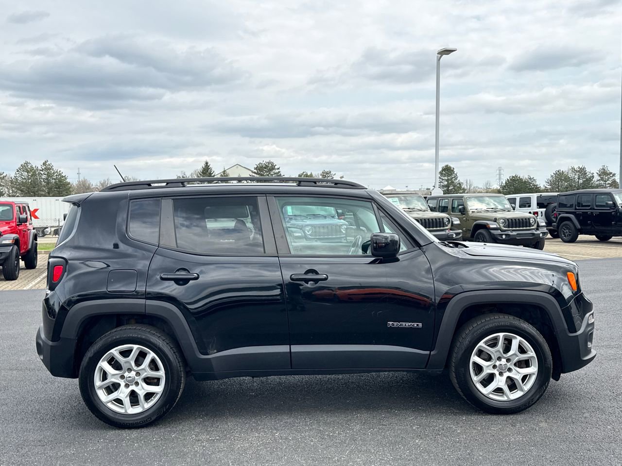 Used 2015 Jeep Renegade Latitude AWD/4WD image 2
