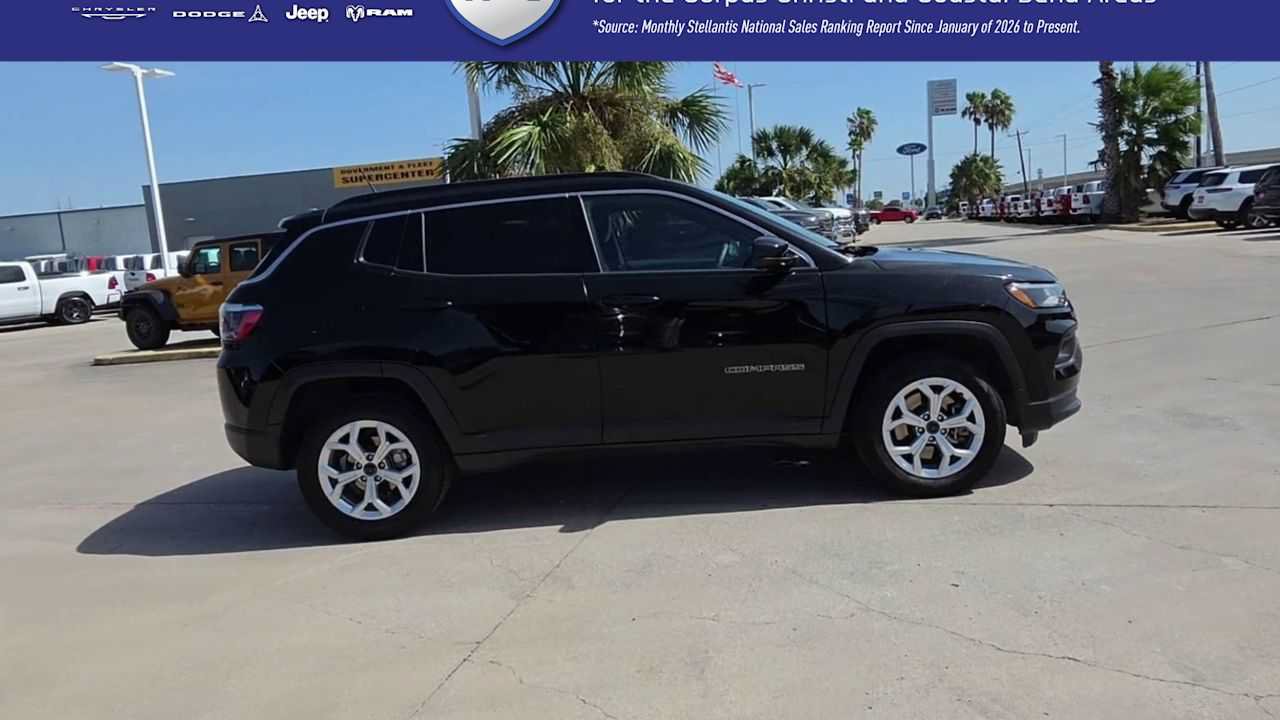 Used 2025 Jeep Compass Latitude w/ Sun & Sound Group AWD/4WD image 9