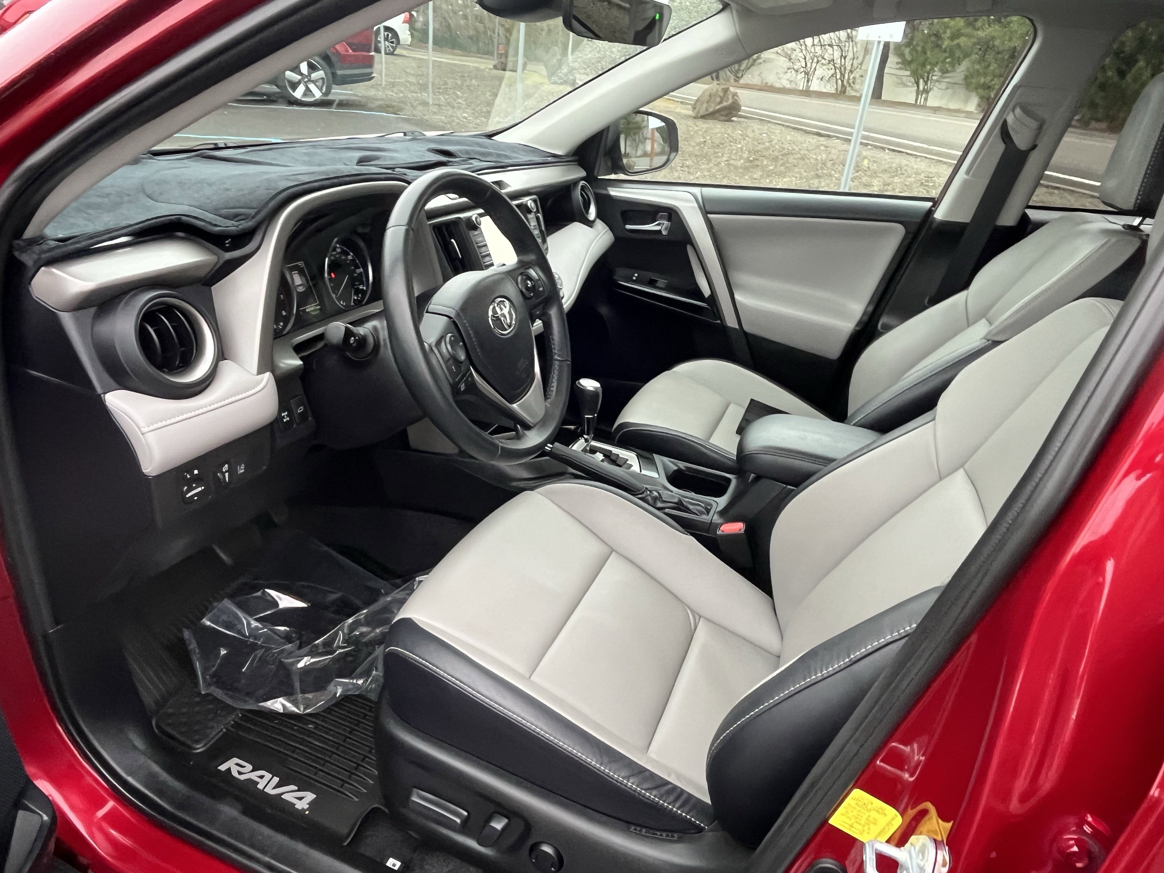 Used 2018 Toyota RAV4 Limited w/ Advanced Technology Package image 9