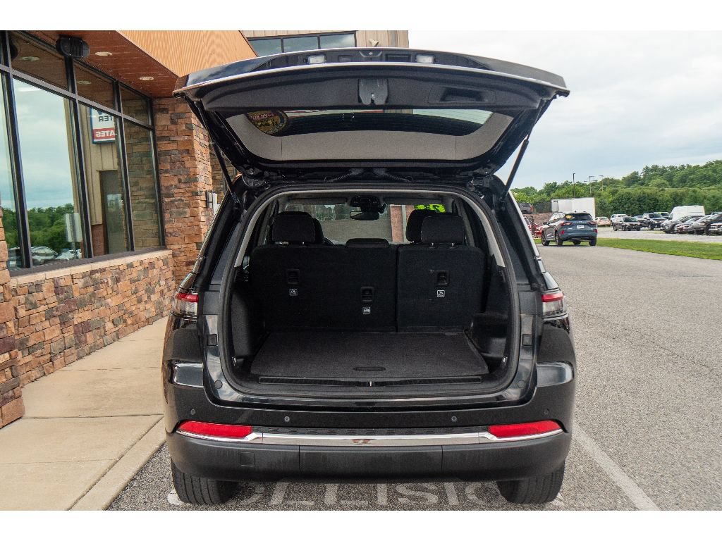 Used 2023 Jeep Grand Cherokee Laredo AWD/4WD image 27