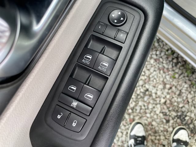 Used 2021 Chrysler Pacifica Touring-L FWD image 26