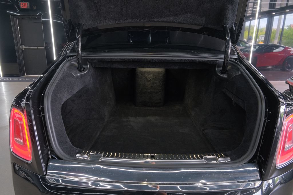 Used 2022 Rolls-Royce Phantom Sedan w/ The Phantom Package RWD image 35