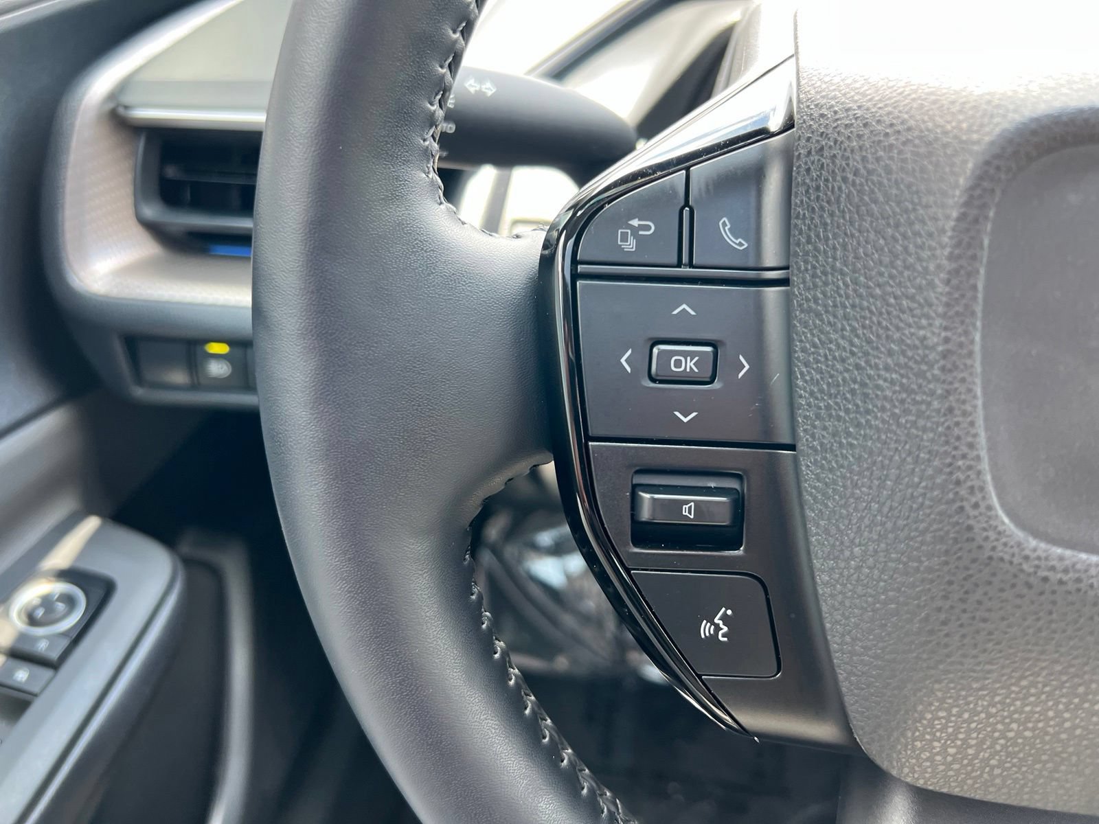 Used 2025 Toyota Prius Limited FWD image 34