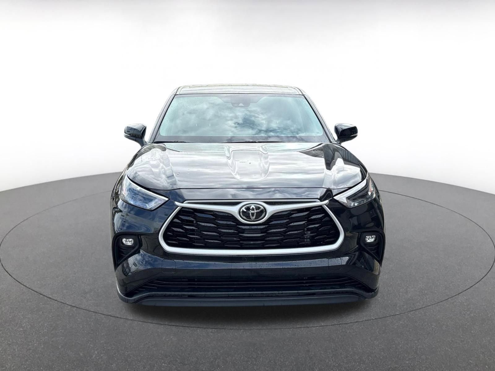 Used 2025 Toyota Highlander LE image 5