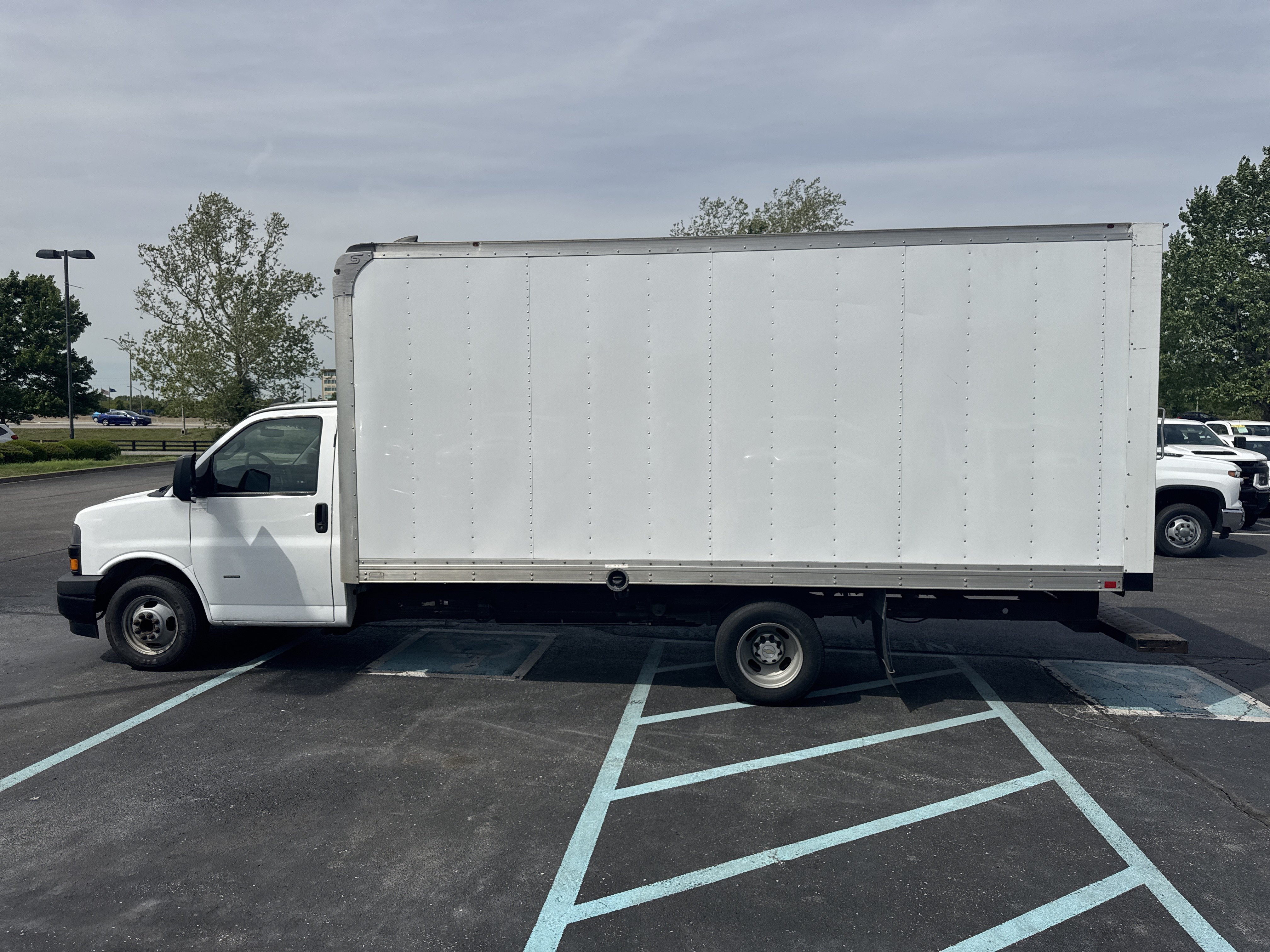 Used 2018 Chevrolet Express 3500 Extended w/ Driver Convenience Package RWD image 8