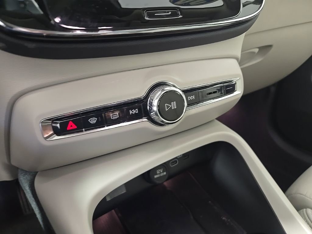Certified 2024 Volvo XC40 B5 Plus w/ Climate Package image 20