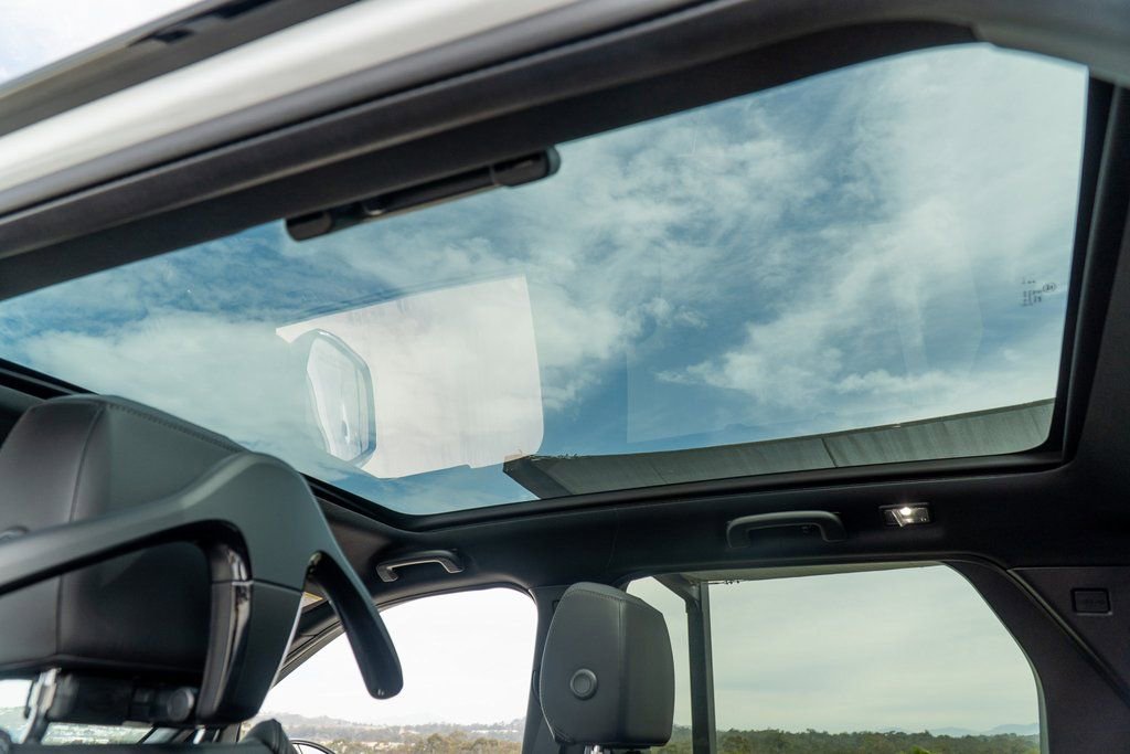 Used 2025 Land Rover Discovery Sport Dynamic SE image 25